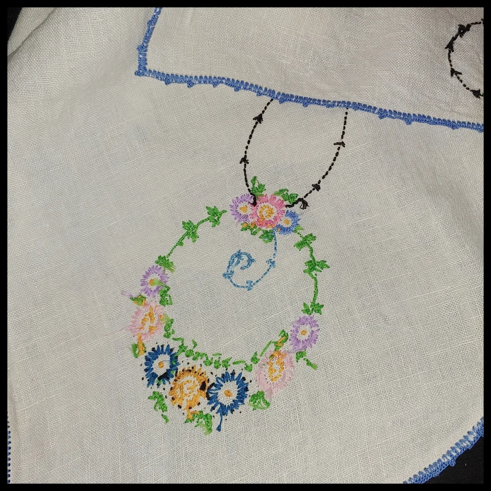Vintage Embroidered Linen Table Cloth and Napkin Set